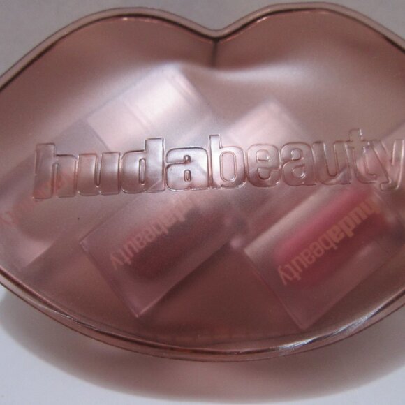 HUDA BEAUTY GLOSSIEST GLOSS MINI KIT~3 FAUX FILLER GLOSSES IN REUSABLE ZIP CASE - Picture 2 of 2
